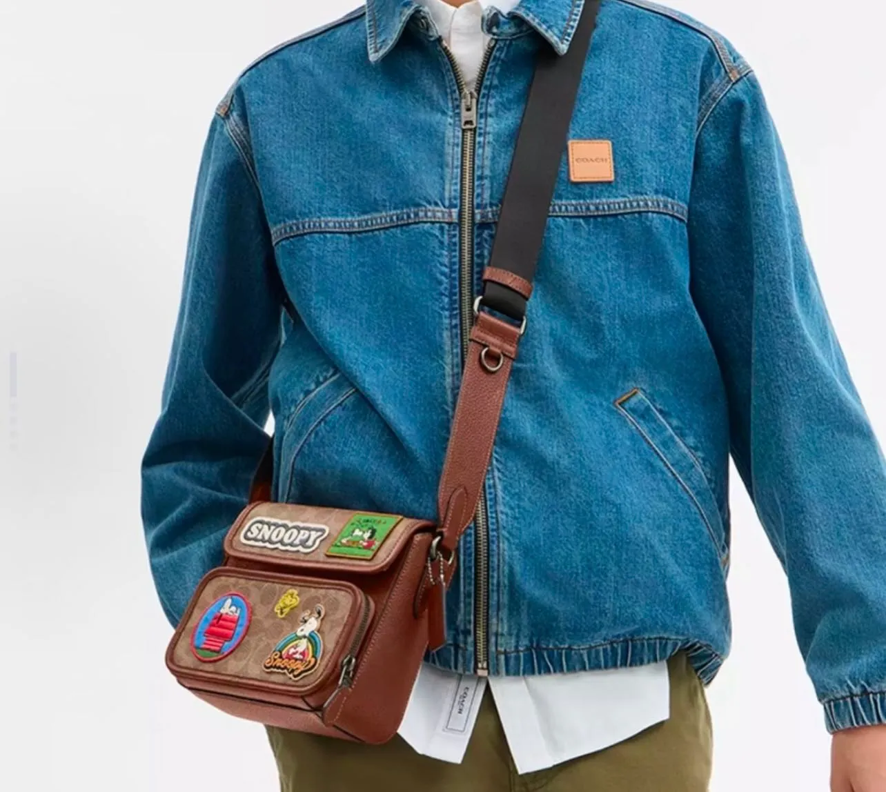Model pictures provided New arrival in early spring! COH men's American Retro workwear Detroit washed distressed denim lapel cotton splicing zipper jacket, very Retro Blue denim, denim will never go out of style. The upper body of various experts shows how handsome he is. This style is very casual yet a bit gentlemanly. It is not so ostentatious, but the upper body makes the whole person look tall and elegant. All you need to do is wear this jacket. You don’t have to think about the overall matching, it’s casual and fashionable to wear casually. This can be worn by both men and women, and the fit is very correct. Shipped by a trading company and produced on a large assembly line, the quality is absolutely superb. The overall wiring is smooth and neat, and the inner lining is made of pure cotton, which is breathable and comfortable and has excellent skin fit. It's definitely the quality that goes in and out of the mall. The whole set of hardware is made by Koujia with logo letters. The texture of ancient silver matches the whole dress very well. The Genuine Leather leather label on the front chest is beautifully embellished. Really high quality. The shopkeeper’s own money. 🤗🤗🤗 Color: Washed Retro denim blue Size: M-XXL (equivalent to M-XXL) Fabric: Denim (Composition: Cotton) M size: Length 68CM Bust 118CM Shoulder width 53CM Sleeve length 62CM (Reference height 165-170CM Weight 110-130 catties) L size: Length: 70CM Bust 122CM Shoulder width 54CM, sleeve length 63CM (reference height 170-175CM, weight 130-150 catties) XL code: length: 72cm, bust: 126cm shoulder width: 55cm, sleeve length: 64cm (reference height 175-180CM, weight 145-165 catties) XXL code: length: 74cm, bust: 130cm, shoulder width: 56cm Sleeve length: 65cm (reference height 180-185CM, weight 165-185 catties)